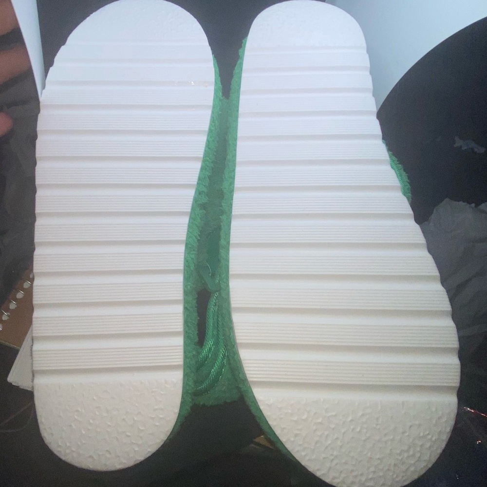 Sandals, women size 8. Terry cloth material, Velcro straps. Brand new,never worn - Picture 3 of 3